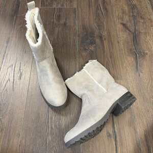 American Eagle faux fur Cream mid calf boot SZ 9.5